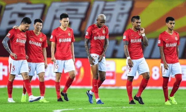 上港主场不敌恒大，中超积分榜上的领先优势被缩小